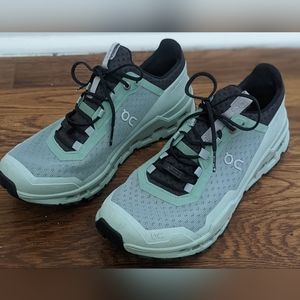 Women's size 8.5. Light turquoise tennis shoe. ON cloudultra.
